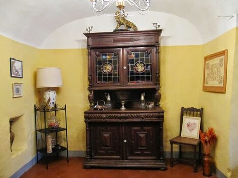 Geschirrschrank / Geschirrzimmer zwischen Küche und Wintergarten