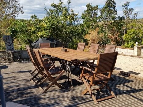 Großer Tisch beim Gasgrill und Boulefeld