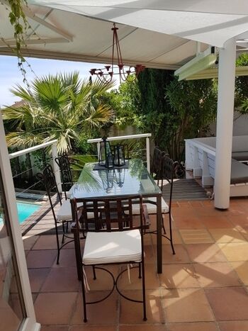 Terrasse mit Esstisch