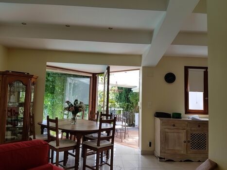 Wohnzimmer mit Essbereich und Ausgang zur Terrasse