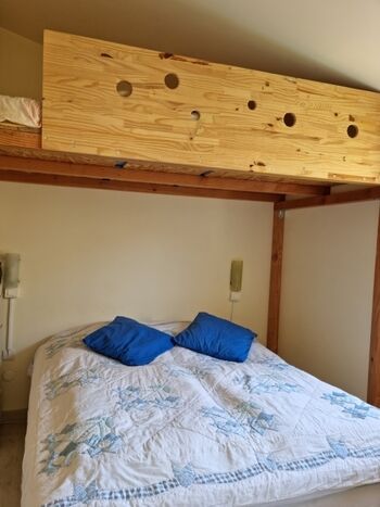 Schlafzimmer mit Doppelbett und Hochbett