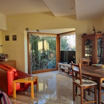 Wohnzimmer mit Ledercouch, ausklappbar