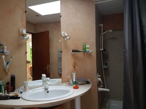 Bad mit Dusche und WC