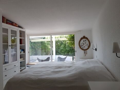 Schlafzimmer 1 - Blick auf die Terrasse