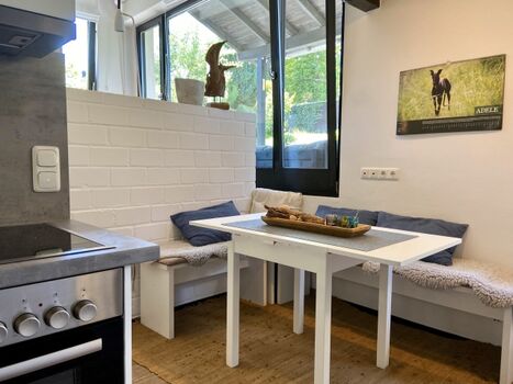 Essecke in der Küche. Tiefebene; 3 Stufen vom Wohnraum nach unten.