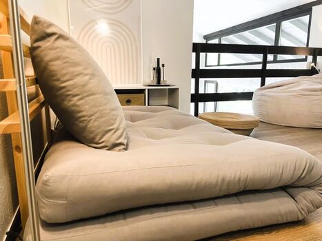 Galerie mit TV und Futon-Schlafsofa 140 x 200