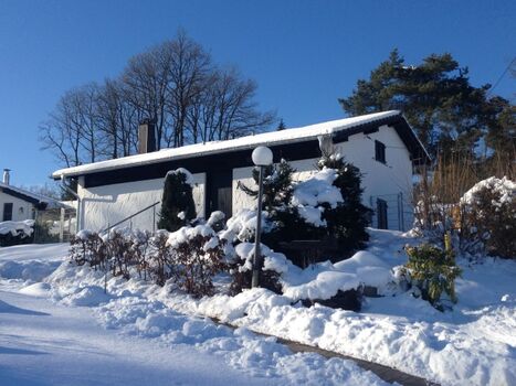 Das Haus im Winter. Blick vom Tannenweg aus.
