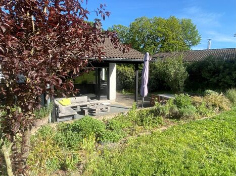 Blick vom Garten auf die Terrasse