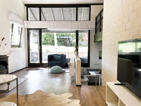 Wohnraum. Blick in Richtung Terrasse.