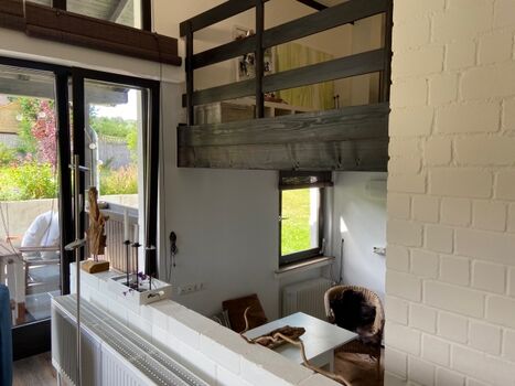 Blick vom Wohnzimmer zur Essecke/Küche und nach oben zur Galerie