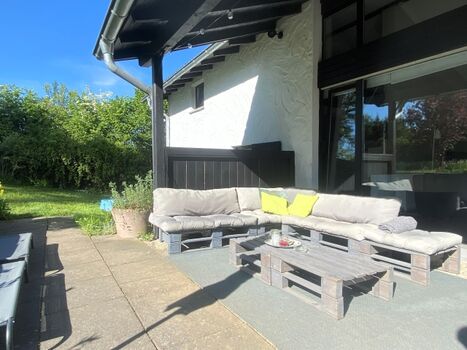 Loungen auf der Terrasse. Für die Hunde gibts auch Liegen!