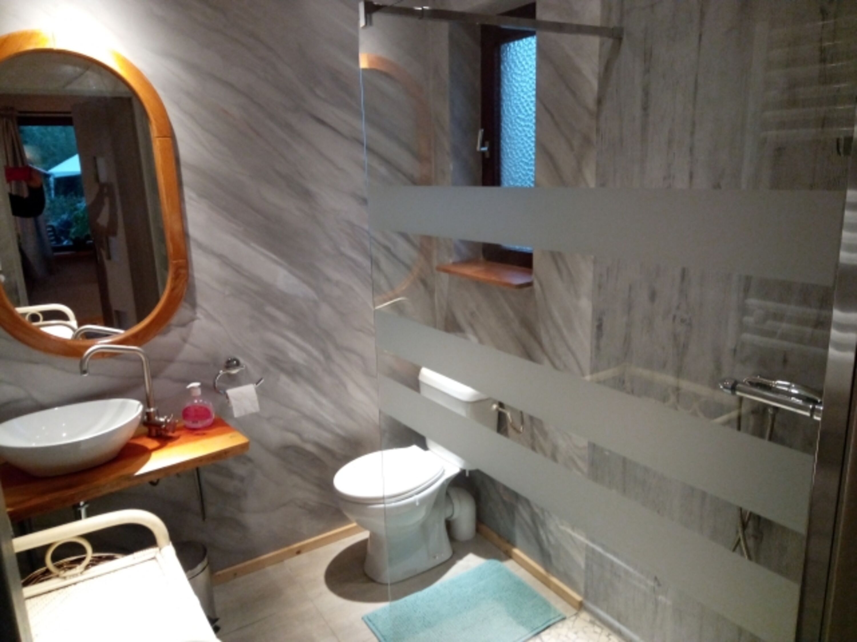 Bad mit Dusche unten