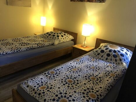 2 Einzelbetten 90 x 200 im Wohn-/Schlafbereich