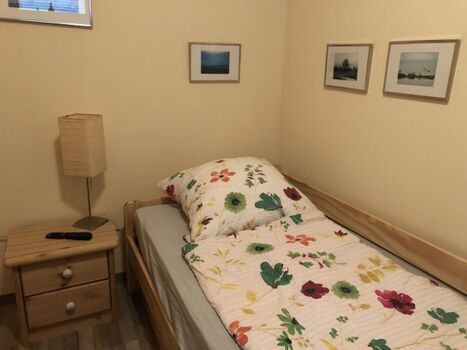 Ein Einzelbett 90x200 im „Schnarcherzimmer“