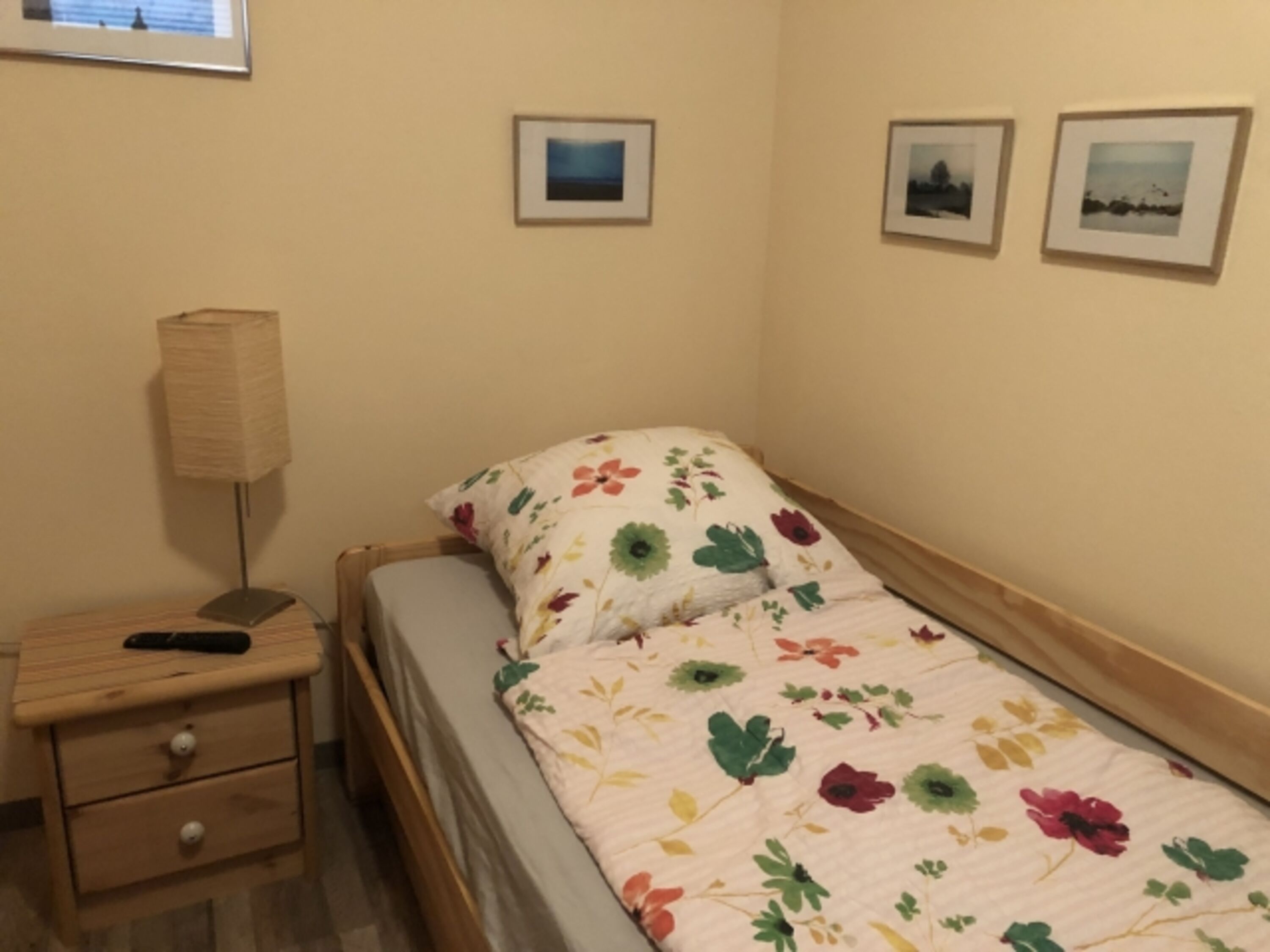 Ein Einzelbett 90x200 im „Schnarcherzimmer“