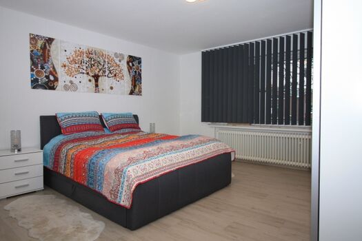 Schlafzimmer mit Boxpringbett