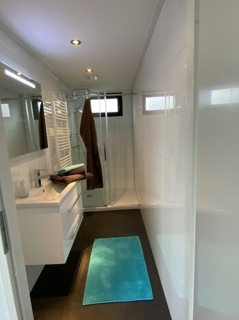 Bad mit großer Regendusche