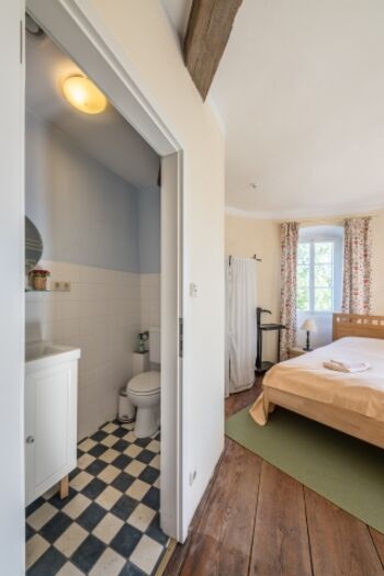 Blick ins Badezimmer und Schlafzimmer