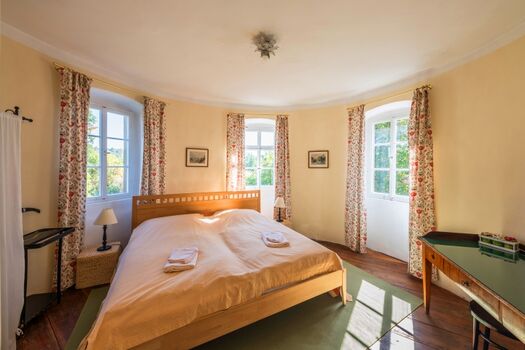 Das Schlafzimmer mit dem wunderbar gemütlichen und großen Doppelbett (2x2 m)