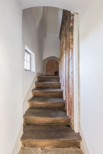 Die stele Treppe am Eingang der Wohnung