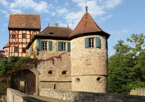 Das Falkennest liegt oben im Kapellenturm. 