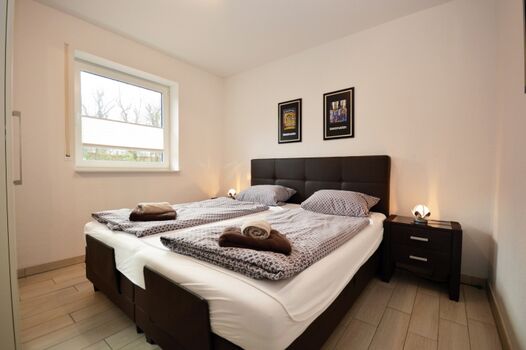 Schlafzimmer mit Doppelbett