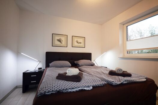 Schlafzimmer mit Doppelbett