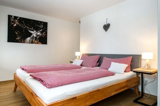 Schlafzimmer mit Doppelbett