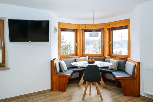 Essplatz mit großem Tisch