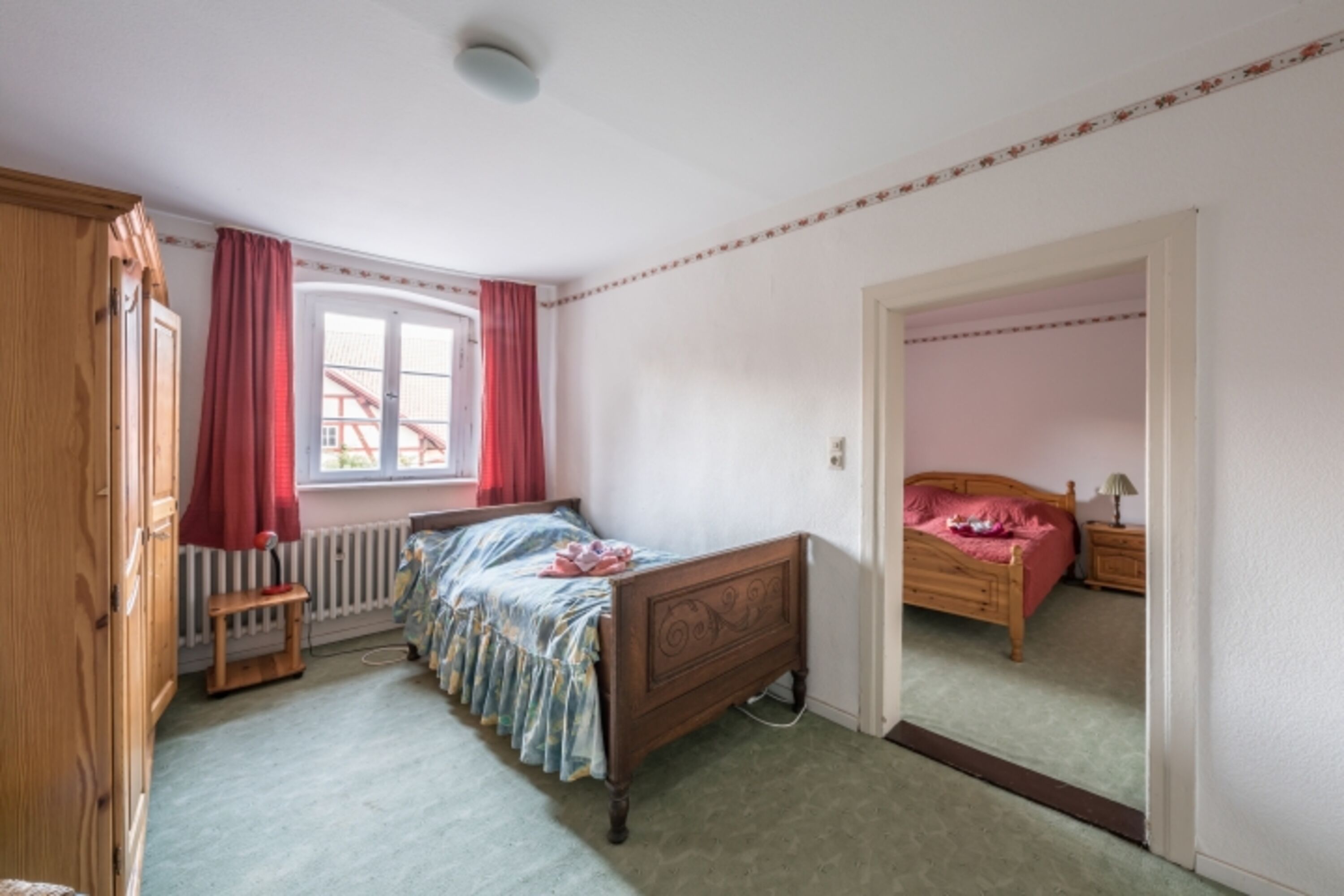 Durchgangszimmer mit Einzelbett