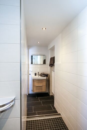 Blick von der Dusche zum Waschbreich