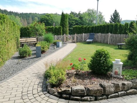 schön angelegter Garten der zur Endspannung einlädt