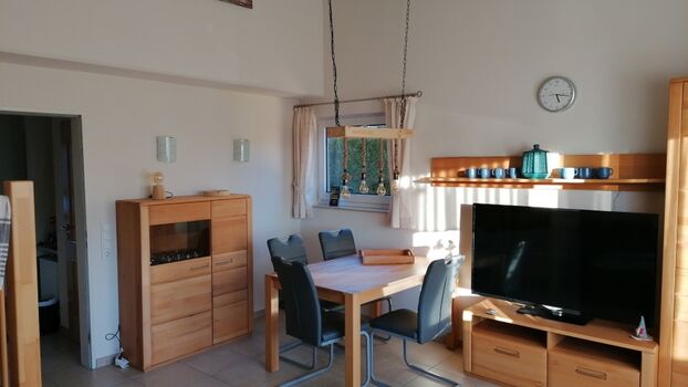 Großer Tisch mit 4 Stühlen