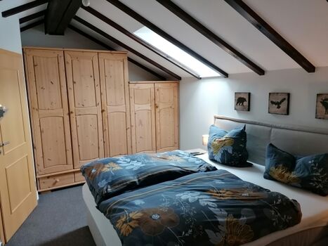 Schlafzimmer mit 2 Fenstern und großem Schrank 