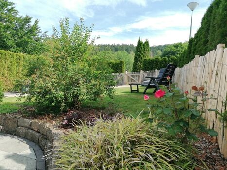 komplett mit einem Zaun umgeben 