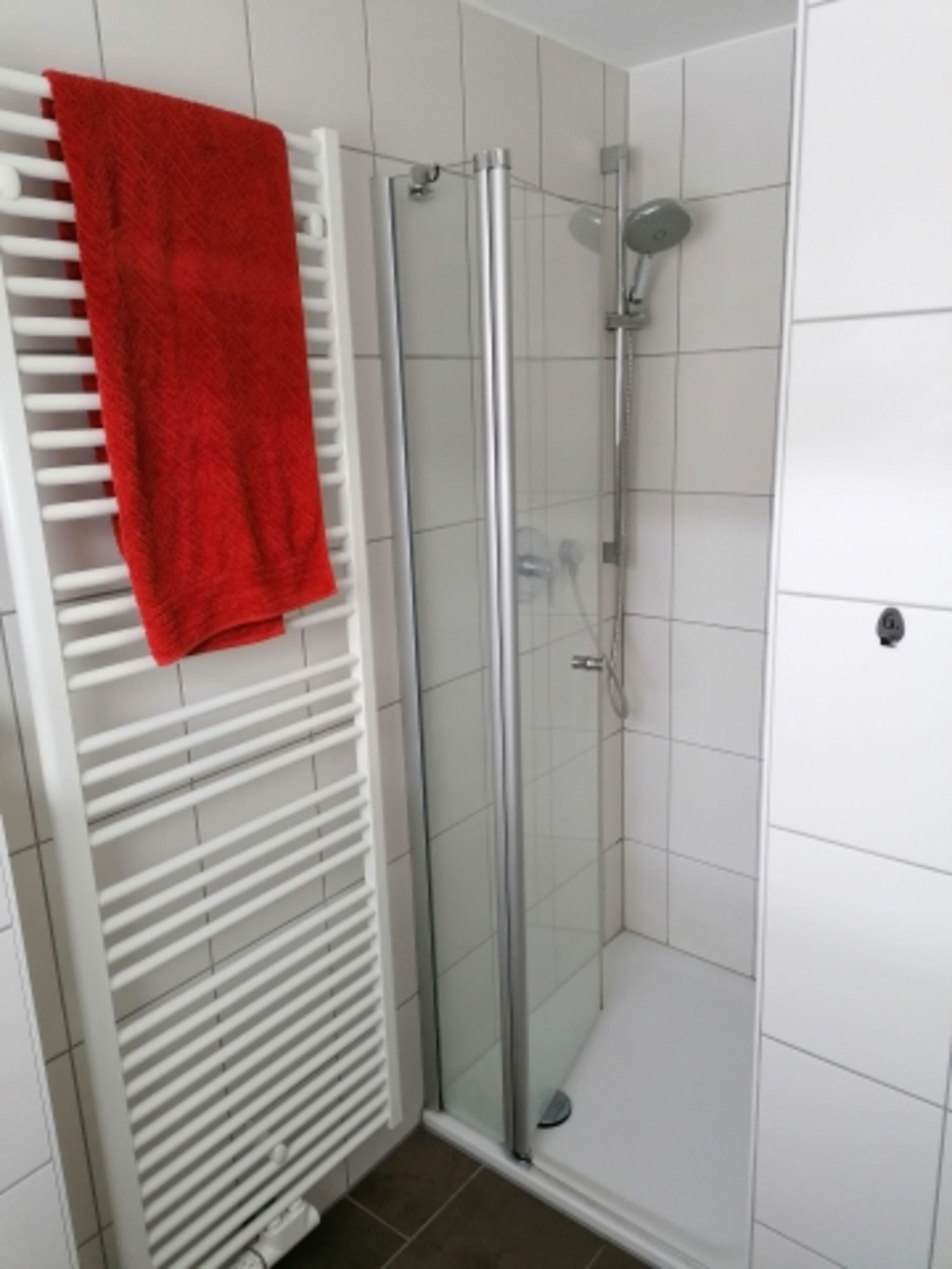 Dusche mit Handtuchtrockner