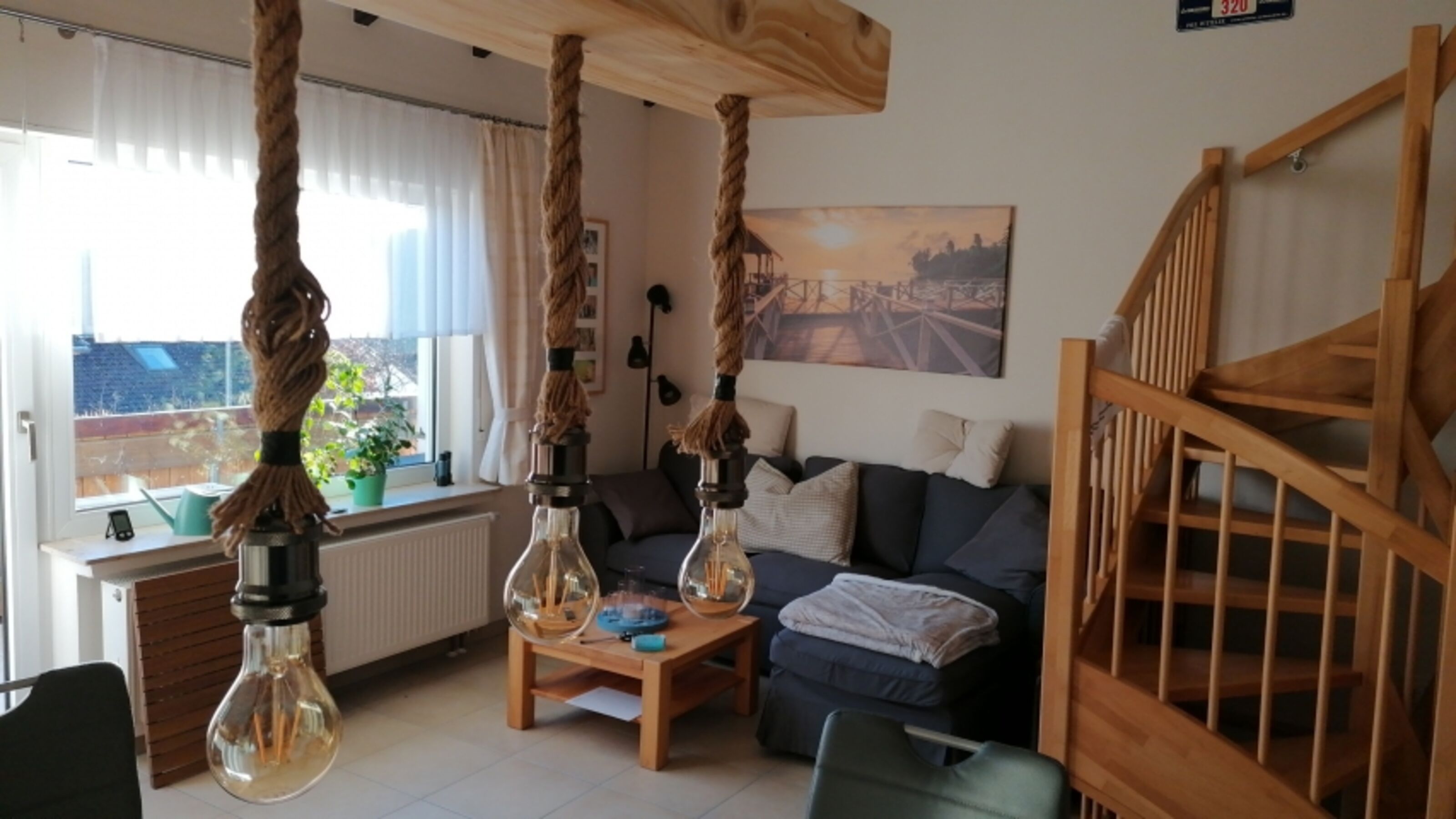 Gemütliches Wohnzimmer mit Esstisch und Ecksofa