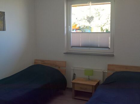 Schlafzimmer mit zwei Einzelbetten