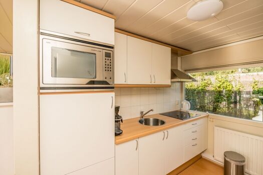 Die offene Küche mit Spülmaschine