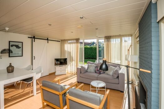 Das neu eingerichtete Wohnzimmer mit Schiebetür