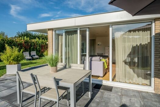 Die große Terrasse mit Gartengruppe und Lounge-Ecke