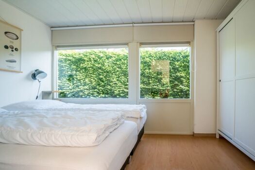 Schlafzimmer 1 mit Boxspringbetten und Kleiderschrank