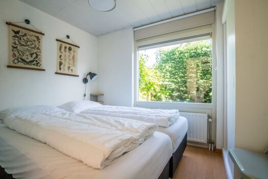 Schlafzimmer 2 mit Boxspringbetten und Kleiderschrank