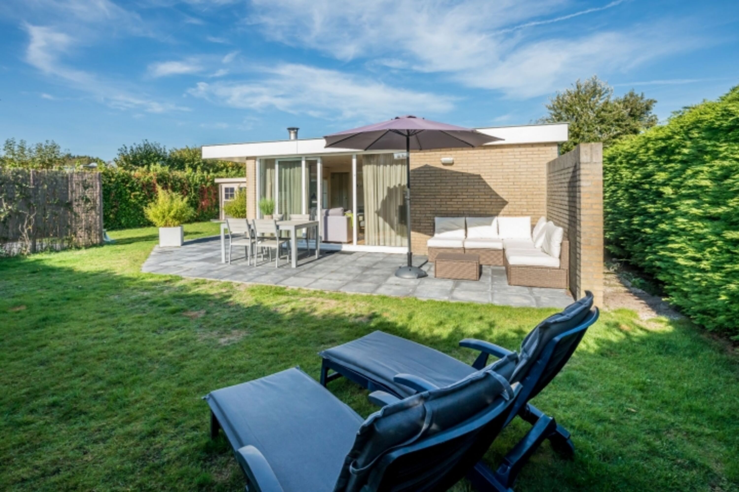 Großer, eingezäunter Garten mit Lounge-Ecke