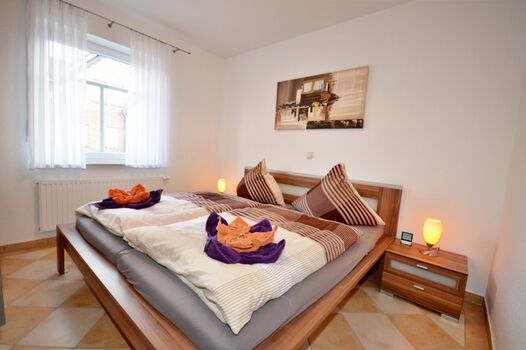 Schlafzimmer mit Doppelbett