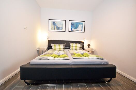 Schlafzimmer mit Doppelbett