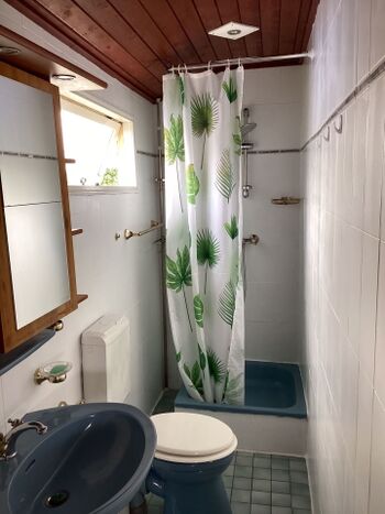 Badezimmer mit Dusche, Waschbecken, WC, Fön