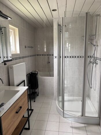 Bad mit Dusche und Wanne