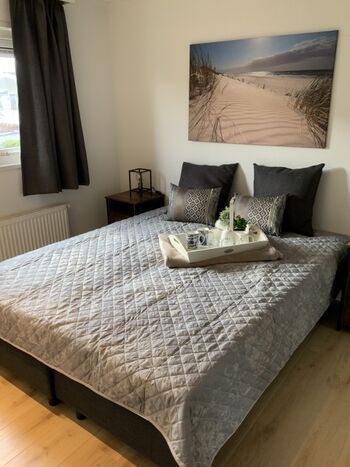 Schlafzimmer mit Doppelbett