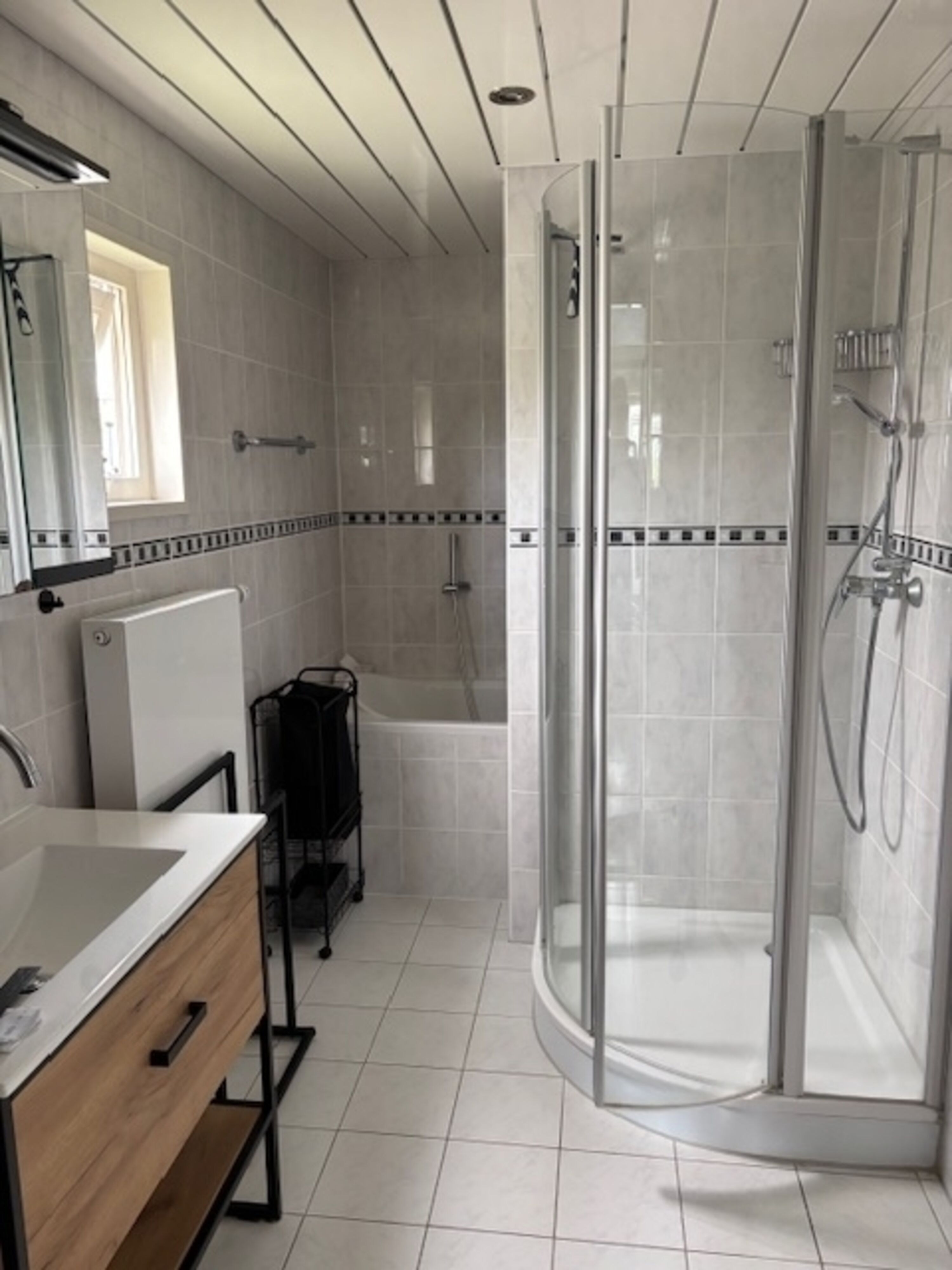 Bad mit Dusche und Wanne
